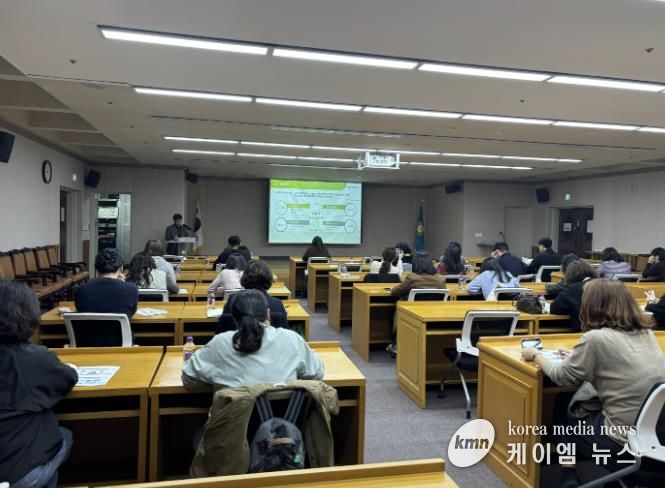 김은철 중동한라 영구임대아파트 주거행복지원센터 팀장이 돌봄플러그사업 교육을 하고 있다.