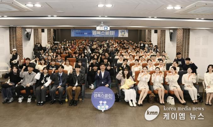 조용익 부천시장과 부천대 학생들이 기념 촬영을 하고 있다.