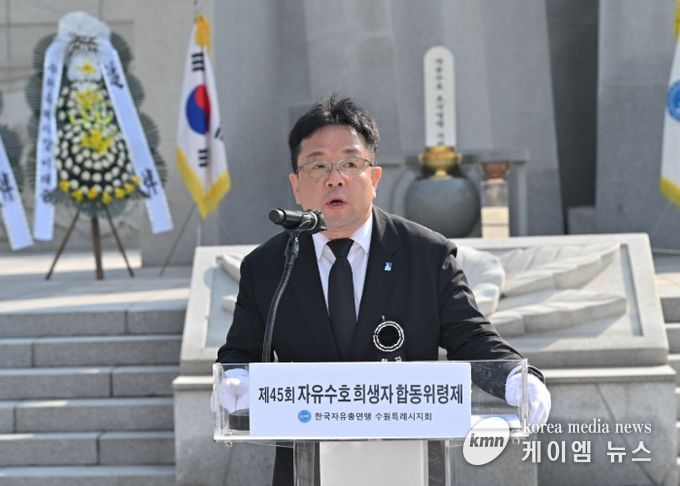 김현수 수원시 제1부시장이 추도사를 하고 있다.