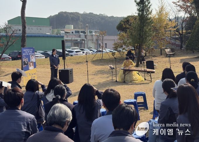 화성시립양감작은도서관이 31일 기업 근로자를 위한 찾아가는 문화공연을 운영하고 있다