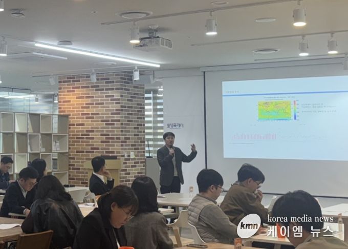 화성특례시가 31일 시민, 기업, 공공기관 관계자 등을 대상으로 탄소중립 역량강화 교육을 하고 있다