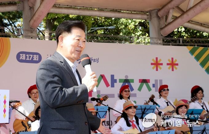 박승원 광명시장이 지난 1일 철망산근린공원 장미배드민턴장 일원에서 열린 ‘2025 제17회 철망산축제’에 참석해 인사말을 하고 있다.