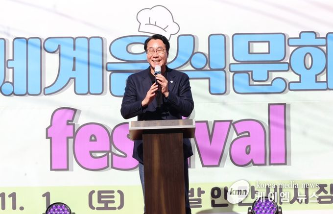 정명근 화성특례시장이 페스티벌 개최 축하 인사말을 전하고 있다.