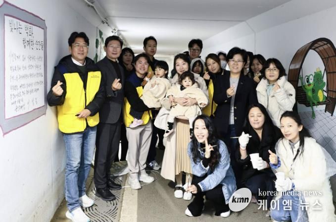 이상일 용인특례시장은 2일 동백호수공원 벽화그리기 현장을 찾아 봉사자들을 격려했다