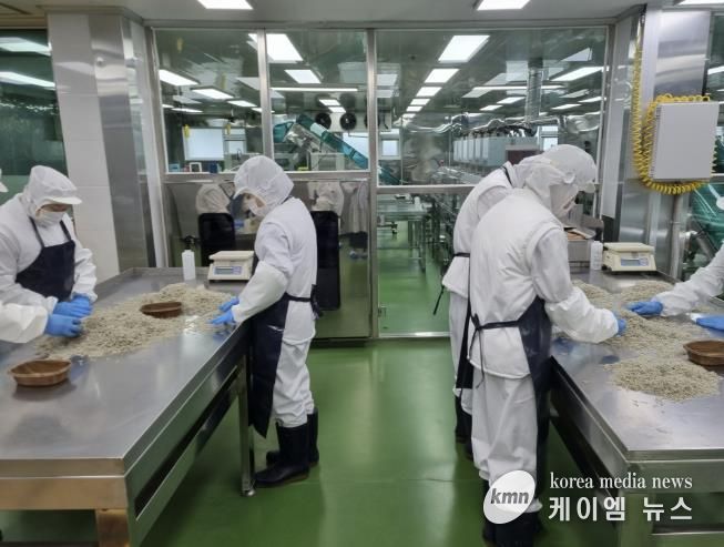 수산물 공급업체에서 학교급식 공급 예정인 식자재를 확인하고 있다.