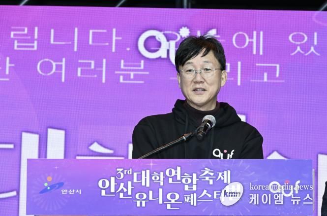 이민근 안산시장이 지난 1일 와~스타디움에서 열린 '제3회 유니온페스타' 개막식에서 인사 발언을 하고 있다.