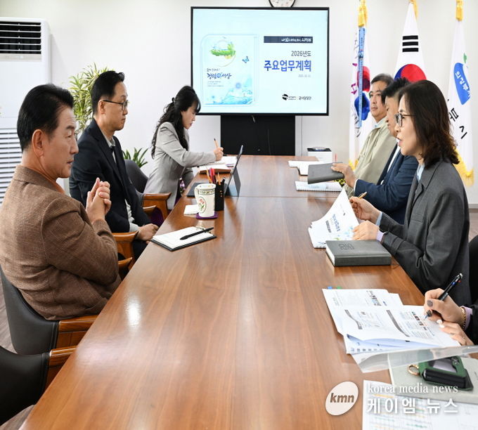 김동근 시장이 ‘2026년 주요업무계획 보고회’를 진행하고 있다.