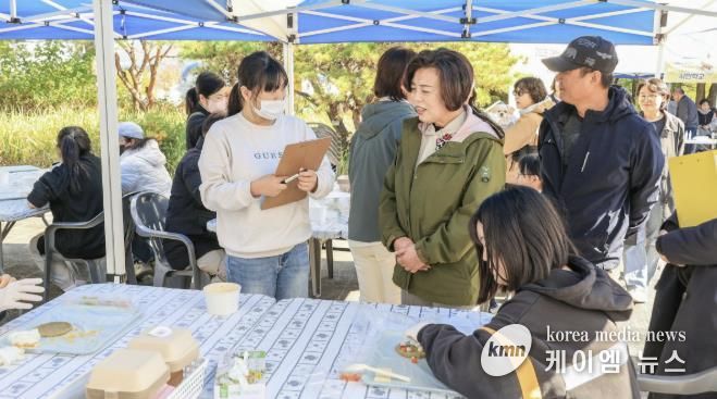 과천시 댕댕이 시민학교 진행 모습(왼쪽에서 두번째 신계용 과천시장)