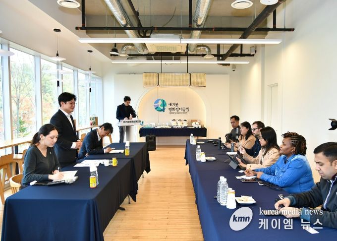 김병수 시장이 31일 남아공과 헝가리, 체코, 튀르키예, 필리핀, 인도, 태국 등 7개국 대표 외신들과 애기봉평화생태공원과 접경지 안보관광을 주제로 외신 기자 간담회를 진행했다.