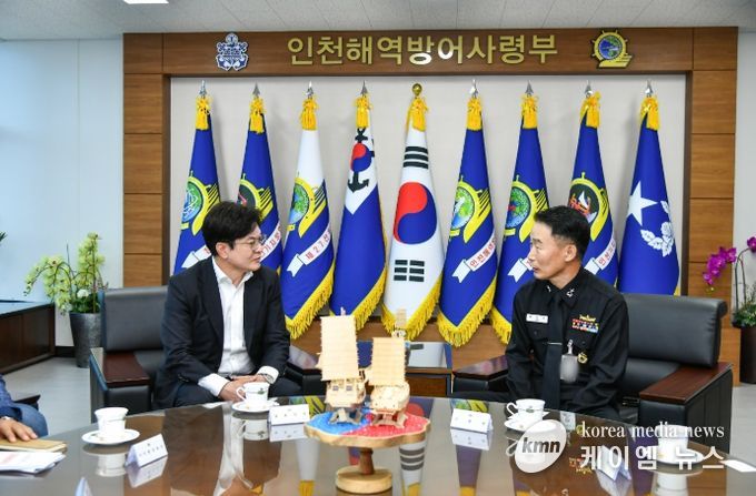 김병수 김포시장이 31일 대한민국 해군 김포함을 방문해 김포함과 김포시의 협력 강화 방안을 논의했다.