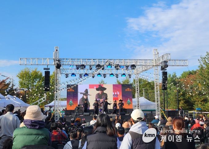 코스튬으로 한미 참가자가 하나된 ‘한미 연말 축제’