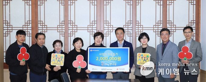 왼쪽부터 통복시장상인회 성현필 청년부회장, 이철수 회장, 박선녀 여성부회장, 송호일 총무이사, 손용덕 부녀회장, 정장선 평택시장, 평택시 김보경 일자리경제과장, 평택행복나눔본부 나눔국장 황성식, 평택시 일자리경제과 김두희 전통시장팀장