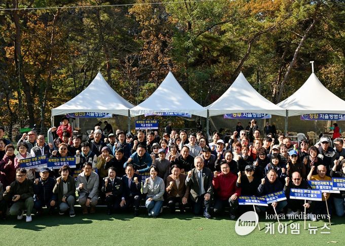 김동근 시장이 11월 1일 의정부시 자율방범연합대의 ‘2025년 범죄예방 캠페인 및 체육대회’에서 참여자들과 기념사진을 찍고 있다.