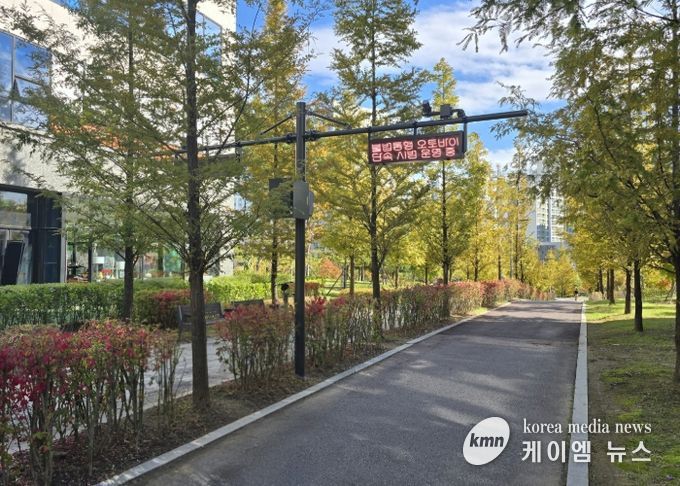 미사숲공원 내 ‘불법통행 오토바이 단속 시범 운영’ 안내 led 표지판 모습. AI 카메라가 불법 오토바이를 인식하면 전광판에 해당 오토바이 번호가 표출된다.