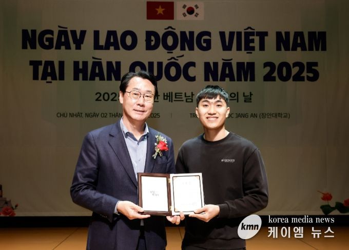 정명근 화성특례시장이 수상자와 함께 기념촬영을 하고있다