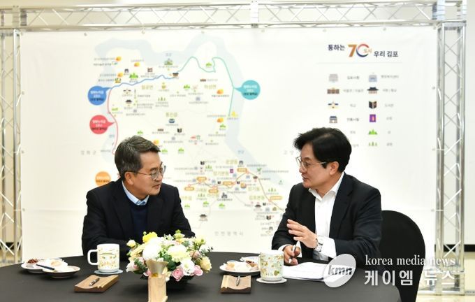 김병수 김포시장이 3일 김동연 경기도지사와 차담회를 갖고 김포골드라인 전동차 증차 지원 등 김포시민의 안전과 직결된 경기도 차원의 지원을 적극 요청하고 나섰다.