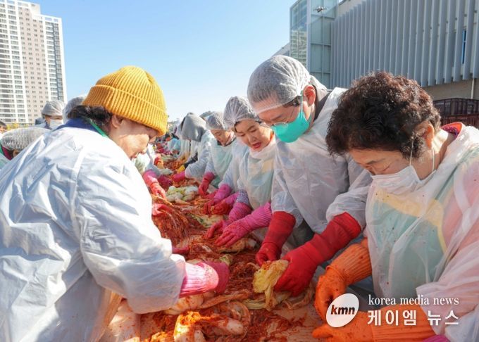 3일 '세리박with용인'에서 열린 ‘2025 용인 온(溫)나눔 김장 페스티벌’ 에서 이상일 시장이 자원봉사자들과 함께 김치를 담그고 있다.