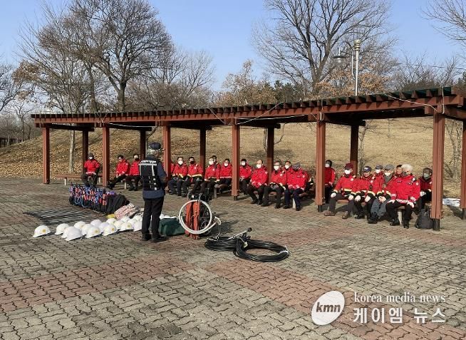 안산시 산불전문진화대가 현장교육을 진행하고 있다.