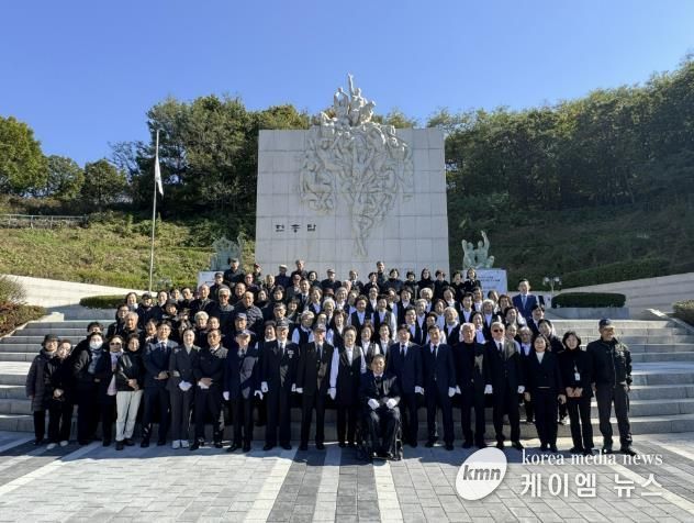추모제에 참석한 부천시 보훈단체장이 기념 촬영을 하고 있다.