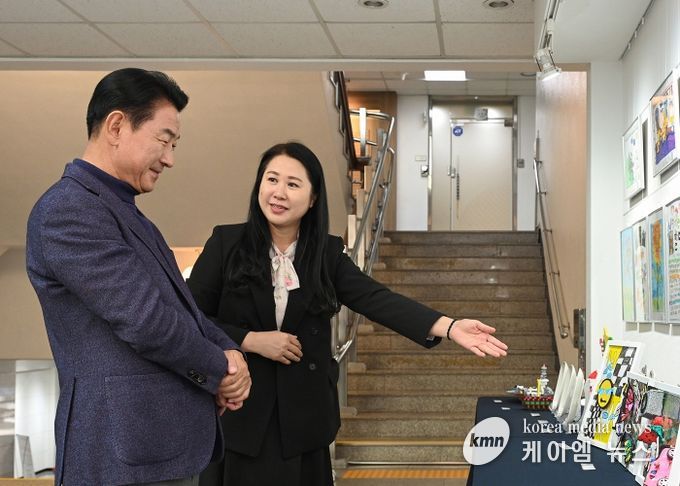 김동근 시장이 11월 3일 시민 갤러리에서 ‘의정부시 어린이 작품 전시회’ 작품들을 둘러보고 있다.