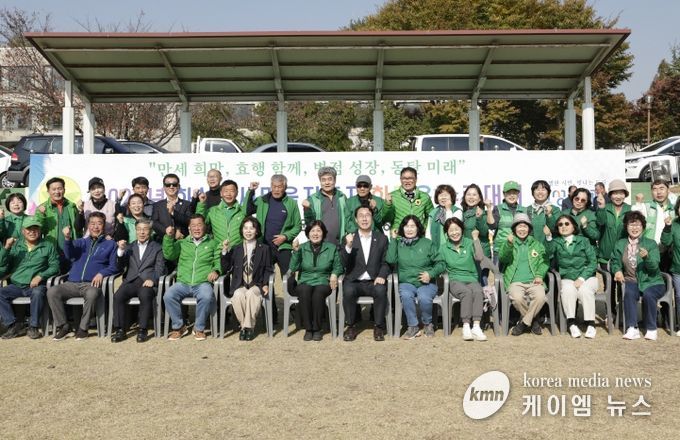 4일 2025년 새마을지도자 한마음 수련대회에서 참석자들이 기념촬영을 하고 있다