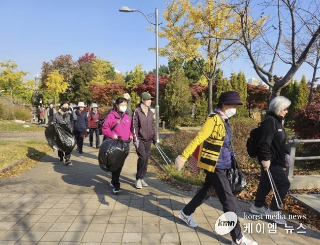 시흥시 '걷고! 줍고! 건강하고!' 가을 정취 속 플로깅으로 환경과 건강 챙겨