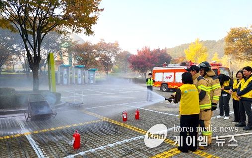 인천어린이과학관은 4일 인천계양소방서 장기 119안전센터 소속 소방관과 자위소방대원 약 40명이 참여한 가운데 합동 소방훈련을 실시했다.