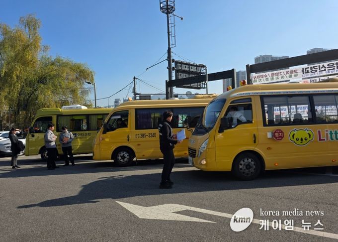 2025 하반기 어린이통학버스 합동점검을 진행하고 있는 모습 (사진/군포의왕교육지원청 의왕교육지원센터)