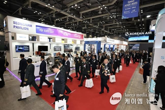 관람객들이 ‘서울국제항공우주 및 방위산업전시회(이하 ADEX)’에 설치된 성남시 기업공동관을 둘러보고 있다