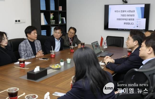 조용익 부천시장(윗줄 왼쪽 두번째)가 하얼빈 코트라무역관을 방문해 관내 기업 판로 개척에 대해 논의하고 있다.
