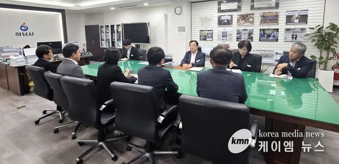 하남시의회 의장단과 상임위원장단은 11월 5일 이현재 하남시장실을 방문해 문화 예산 삭감 발언에 대한 유감의 뜻을 표명하고, 내년 예산 심사를 앞두고 하남발전을 위한 협치 의지를 재확인했다. (사진_하남시의회 제공)