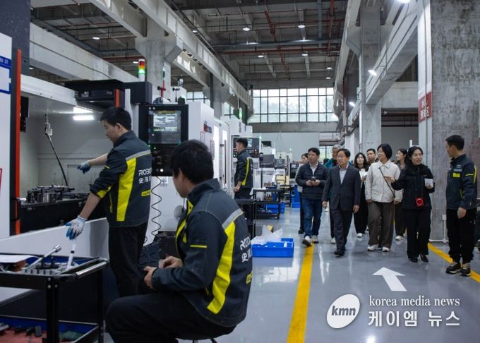 4일 주광덕 시장이 로봇산업 현장을 방문해 생산시설을 견학하고 있다.
