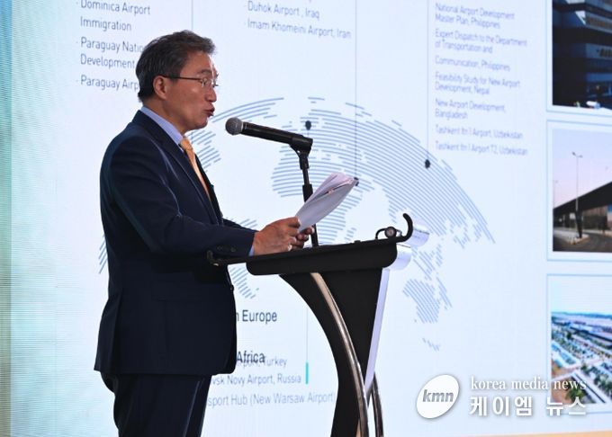 4일(현지시간) 홍콩에서 열린 EAAA(동아시아공항협력체)회의에서 인천국제공항공사 이학재 사장이 ‘공항 수익의 미래’를 주제로 발표를 하고 있다.