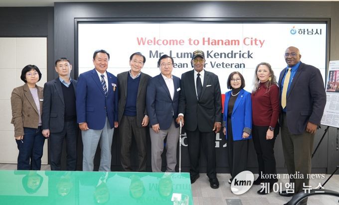 11월 7일 하남시청을 방문한 美 아칸소주 출신의 6·25 참전용사 루마스 켄드릭(Lumas Kendrick) 씨(오른쪽 네 번째)와 이현재 하남시장(오른쪽 다섯 번째)를 비롯한 관계자들이 기념촬영을 하고 있다.