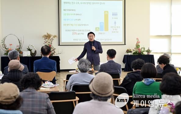김동근 시장이 11월 7일 ‘성인문해교육 시화전 한마당’ 행사에서 특별강연을 하고 있다.