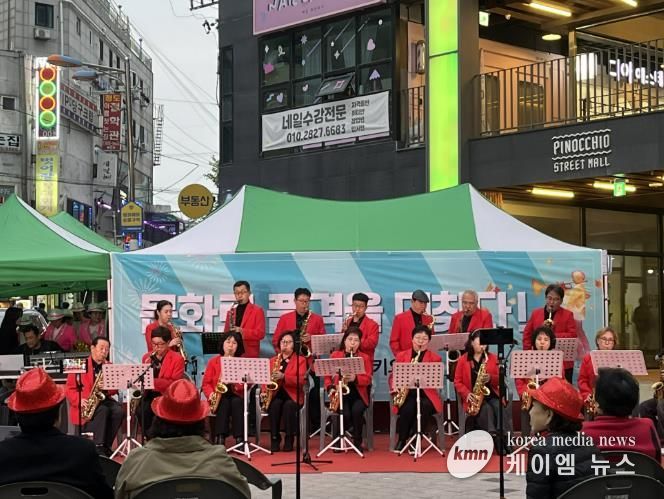 부천 지역 예술인들이 부천역 일대 이미지 개선을 위해 색소폰 연주를 하고 있다.