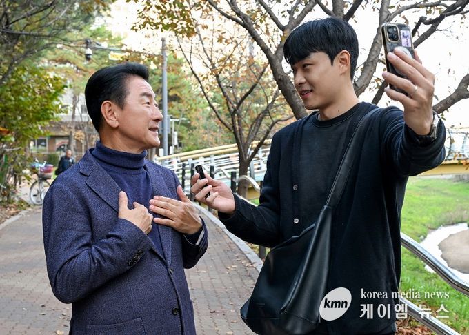 김동근 시장이 11월 6일 ‘민생속으로’의 일환으로 시민 크리에이터 홍상원 씨와 소통하고 있다.