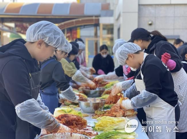 양주시 상수초 교육공동체가 함께한 '행복나눔 김장데이 행사' 열어