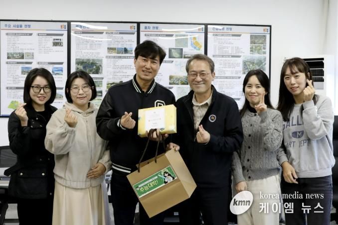 공사 월롱청사에서 조동칠 사장이 수험생 자녀를 둔 임직원에게 수능 응원선물을 전달하고 있다.