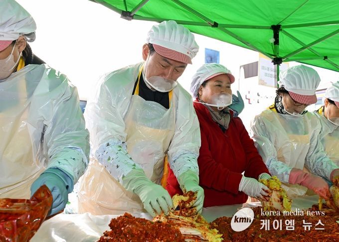 김동근 시장이 11월 11일 ‘사랑의 김장나눔행사’에서 김장을 담그고 있다.
