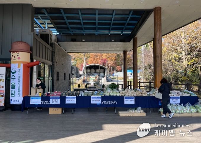 개점 9주년 행사를 연 수원로컬푸드직매장.