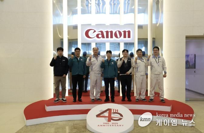 허남석 안산시 부시장(가운데)이 11일 캐논코리아(주)를 방문해 안전점검 컨설팅을 마치고 기념촬영을 하고 있다.
