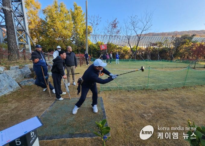 12일 오전 기형도문화공원 파크골프장에서 열린 ‘제1회 광명시장배 장애인 파크골프대회’ 참가자들이 경기를 하고 있다.