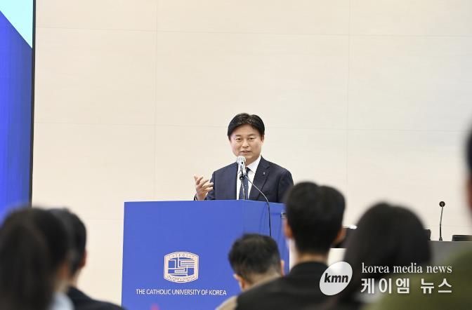 조용익 부천시장이 12일 가톨릭대학교 행정학술제에서 ‘청년이 미래를 잇다’를 주제로 특별강연을 진행하고 있다.