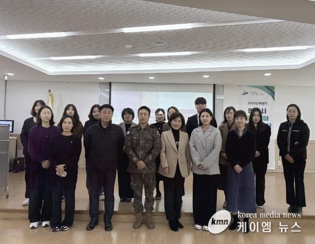 안산시 말라리아 퇴치사업단이 13일 단원보건소에서 하반기 말라리아 퇴치사업단 회의를 진행하고 함께 기념촬영을 하고 있다.