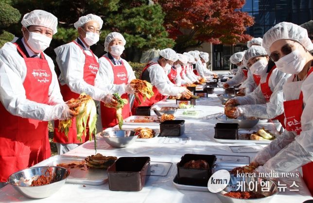 안양시는 전남 해남군과 함께 14일 오전 10시30분 안양시청 앞마당에서 2025년 김장김치 나눔행사를 개최하고 김치 담그기 행사를 진행하고 있다.