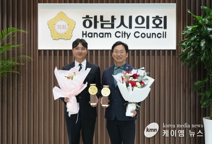 11월 14일 경기동부권시‧군의장협의회 ‘제12회 의정활동 우수의원’ 수상의 영예를 안은 오승철 의원(사진 오른쪽)과 우수 직원 임종복 정책지원관이 기념사진을 찍고 있다. (사진_하남시의회 제공)