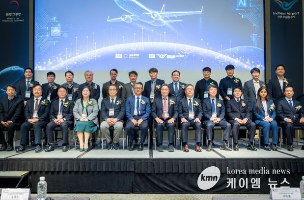 지난 14일 인천 그랜드하얏트 호텔에서 진행된 ‘제34회 항행안전시설 국제 세미나’에서 인천국제공항공사 이학재 사장(사진 앞줄 왼쪽에서 일곱 번째), 국토교통부 항공안전정책관(사진 앞줄 왼쪽에서 여섯 번째)을 비롯한 참석자들이 기념촬영을 하고 있다.