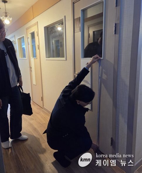 수원특례시, 유관기관 관계자들이 신종·변종 룸카페를 대상으로 합동점검을 진행하고 있다.