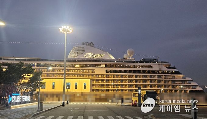 인천항 크루즈 터미널에 리젠트 세븐시즈(Regent Seven Seas)사의 ‘세븐시즈 익스플로러(Seven Seas Explorer)’호가 정박해 있다 / 사진제공 = 인천항만공사